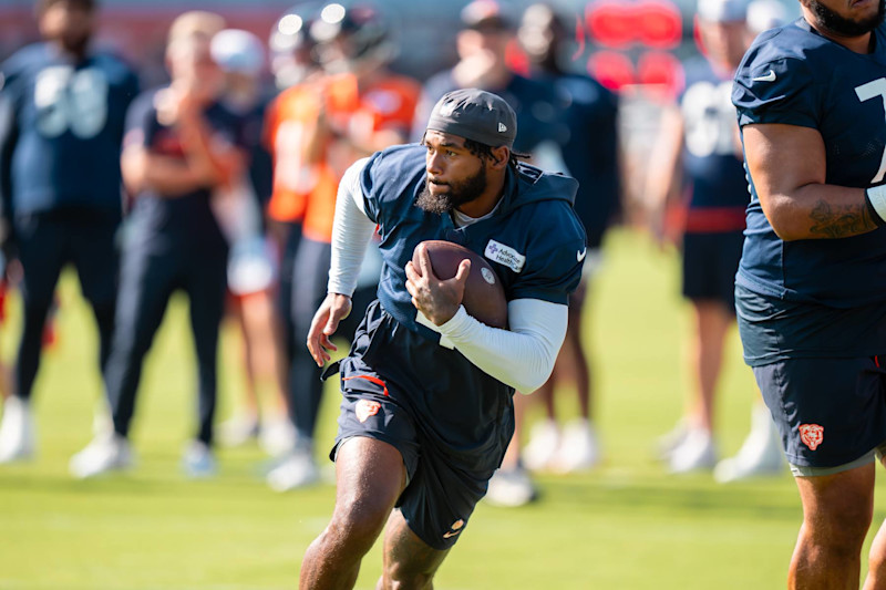 LAKE FOREST, IN - AUGUST 13: D'Andre Swift #4 of the Chicago Bears carries the ball during training camp at Halas Hall in Lake Forest, Ill, Tuesday, Aug. 13, 2024 in Lake Forest. (Photo by Todd Rosenberg/Getty Images)