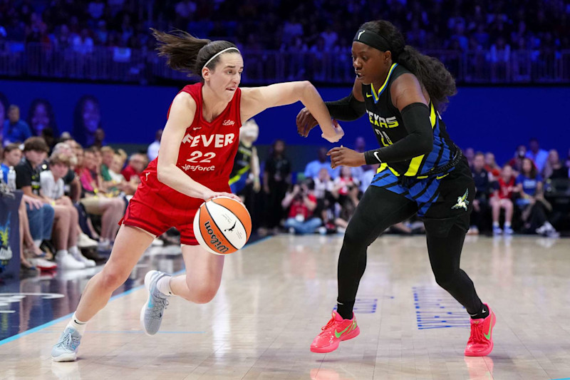 ARLINGTON, TEXAS - SEPTEMBER 01: Caitlin Clark #22 of the Indiana Fever drives against Arike Ogunbowale #24 of the Dallas Wings in the second half at College Park Center on September 01, 2024 in Arlington, Texas. NOTE TO USER: User expressly acknowledges and agrees that, by downloading and or using this photograph, User is consenting to the terms and conditions of the Getty Images License Agreement. (Photo by Sam Hodde/Getty Images)