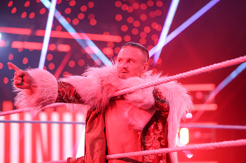 DAYTON, OHIO - 15 DE JULIO: Ilja Dragunov sube al ring durante Monday Night RAW en el WSU Nutter Center el 15 de julio de 2024 en Dayton, Ohio. (Foto de WWE/Getty Images)