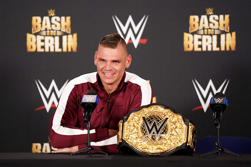 BERLÍN, ALEMANIA - 31 DE AGOSTO: El Campeón Mundial de Peso Pesado de la WWE, GUNTHER, responde a las preguntas de los medios en la conferencia de prensa posterior al combate después del evento en vivo premium WWE Bash in Berlin en Uber Arena el 31 de agosto de 2024 en Berlín, Berlín. (Foto de WWE/Getty Images)