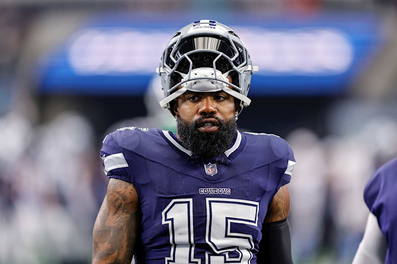 ARLINGTON, TX - AUGUST 24: Dallas Cowboys running back Ezekiel Elliott (15) warms up before the game between the Dallas Cowboys and the Los Angeles Chargers on August 24, 2024 at AT&T Stadium in Arlington, Texas. (Photo by Matthew Pearce/Icon Sportswire via Getty Images)