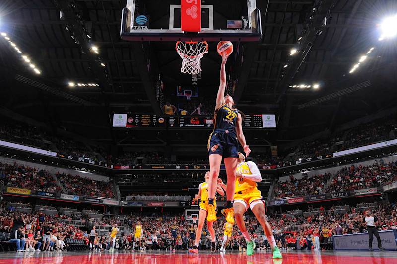 INDIANAPOLIS, IN - SEPTEMBER 4: Caitlin Clark #22 of the Indiana Fever drives to the basket during the game against the Los Angeles Sparks on September 4, 2024 at Gainbridge Fieldhouse in Indianapolis, Indiana. NOTE TO USER: User expressly acknowledges and agrees that, by downloading and or using this Photograph, user is consenting to the terms and conditions of the Getty Images License Agreement. Mandatory Copyright Notice: Copyright 2024 NBAE (Photo by Ron Hoskins/NBAE via Getty Images)