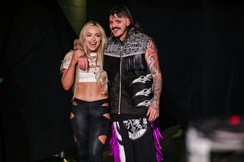 DENVER, COLORADO - 2 DE SEPTIEMBRE: Liv Morgan y "Dirty" Dominik Mysterio se enfrentan durante Monday Night RAW en Ball Arena el 2 de septiembre de 2024 en Denver, Colorado. (Foto de WWE/Getty Images)