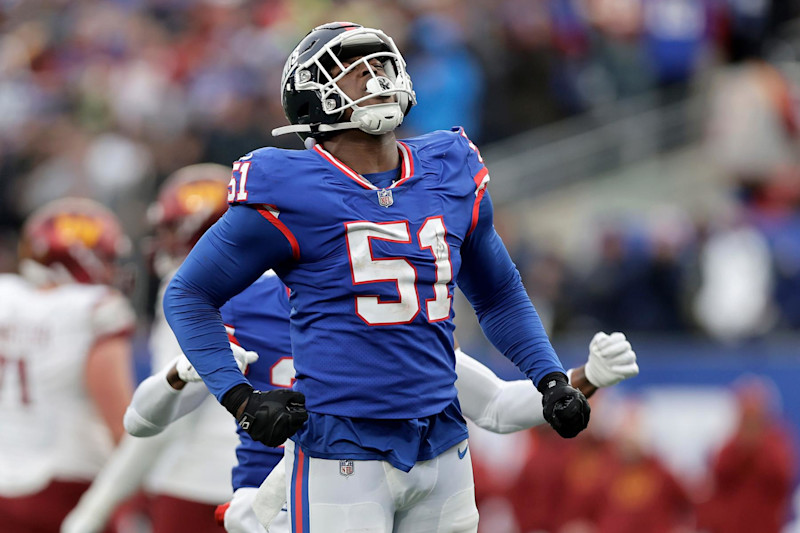 EAST RUTHERFORD, NEW JERSEY - DECEMBER 04: (NEW YORK DAILIES OUT)  Azeez Ojulari #51 of the New York Giants in action against the Washington Commanders at MetLife Stadium on December 04, 2022 in East Rutherford, New Jersey. The game ended in a 20-20 tie. (Photo by Jim McIsaac/Getty Images)