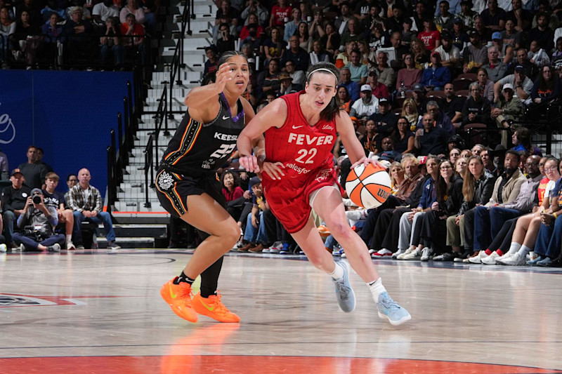 UNCASVILLE, CT - SEPTEMBER 25: Caitlin Clark #22 of the Indiana Fever drives to the basket during the game against the Connecticut Sun during Round one Game two of the 2024 WNBA Playoffs on September 25, 2024 at the Mohegan Sun Arena in Uncasville, Connecticut. NOTE TO USER: User expressly acknowledges and agrees that, by downloading and or using this photograph, User is consenting to the terms and conditions of the Getty Images License Agreement. Mandatory Copyright Notice: Copyright 2024 NBAE (Photo by Jesse D. Garrabrant/NBAE via Getty Images)