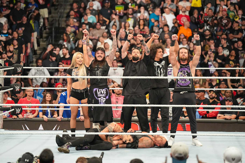 SUNRISE, FLORIDA - 19 DE AGOSTO: Liv Morgan, Dominik Mysterio, Finn Balor, JD McDonagh y Carlito de Judgment Day se paran sobre Rhea Ripley y Damian Priest durante Monday Night RAW en Amerant Bank Arena el 19 de agosto de 2024 en Sunrise, Florida. (Foto de WWE/Getty Images)