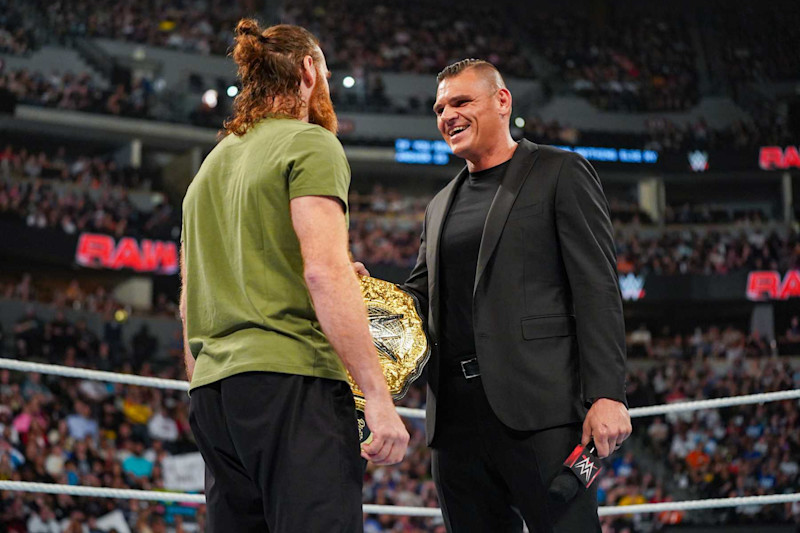 DENVER, COLORADO - 2 DE SEPTIEMBRE: Sami Zayn y el Campeón Mundial de Peso Pesado, GUNTHER se enfrentan durante Monday Night RAW en Ball Arena el 2 de septiembre de 2024 en Denver, Colorado. (Foto de WWE/Getty Images)