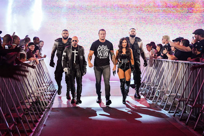 BALTIMORE, MARYLAND - 5 DE AGOSTO: Akam, Paul Ellering, Karrion Kross, Scarlett y Rezar de The Final Testament se dirigen al ring durante Monday Night RAW en CFG Bank Arena el 5 de agosto de 2024 en Baltimore, Maryland. (Foto de WWE/Getty Images)