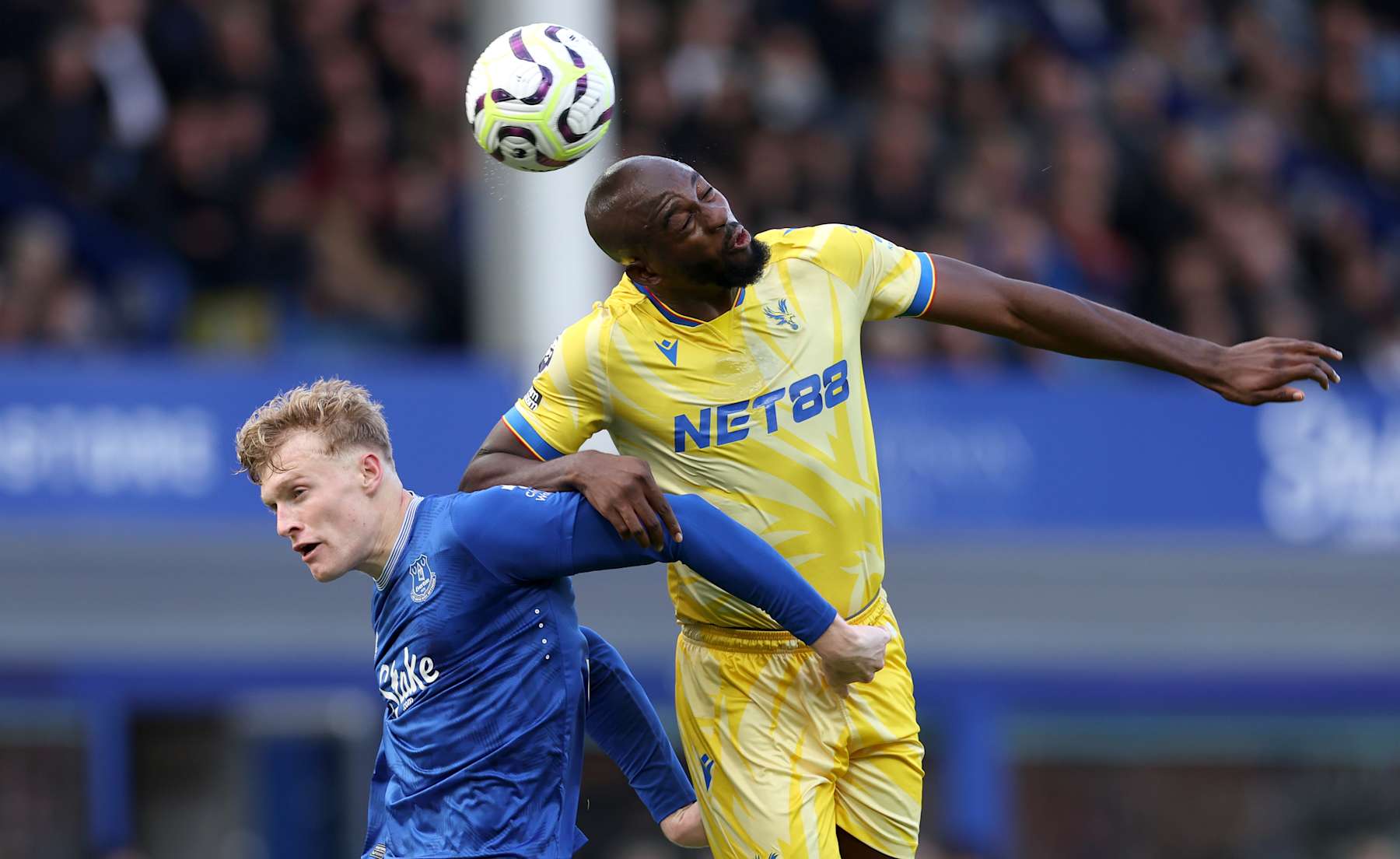 LIVERPOOL, ENGLAND - SEPTEMBER 28: Jean-Philippe Mateta of Crystal Palace wins a header against Jarrad Branthwaite of Everton during the Premier League match between Everton FC and Crystal Palace FC at Goodison Park on September 28, 2024 in Liverpool, England. (Photo by Alex Livesey/Getty Images)