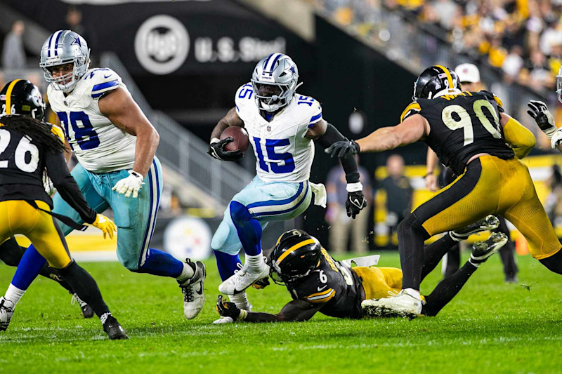 PITTSBURGH, PA - OCTOBER 06: Dallas Cowboys running back Ezekiel Elliott (15) runs with the ball during the regular season NFL football game between the Dallas Cowboys and Pittsburgh Steelers on October 06, 2024 at Acrisure Stadium in Pittsburgh, PA. (Photo by Mark Alberti/Icon Sportswire via Getty Images)