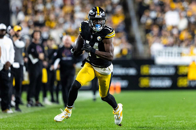 PITTSBURGH, PENNSYLVANIA - OCTOBER 7: George Pickens #14 of the Pittsburgh Steelers runs the ball during the fourth quarter against the Dallas Cowboys at Acrisure Stadium on October 7, 2024 in Pittsburgh, Pennsylvania. The Cowboys beat the Steelers 20-17. (Photo by Lauren Leigh Bacho/Getty Images)