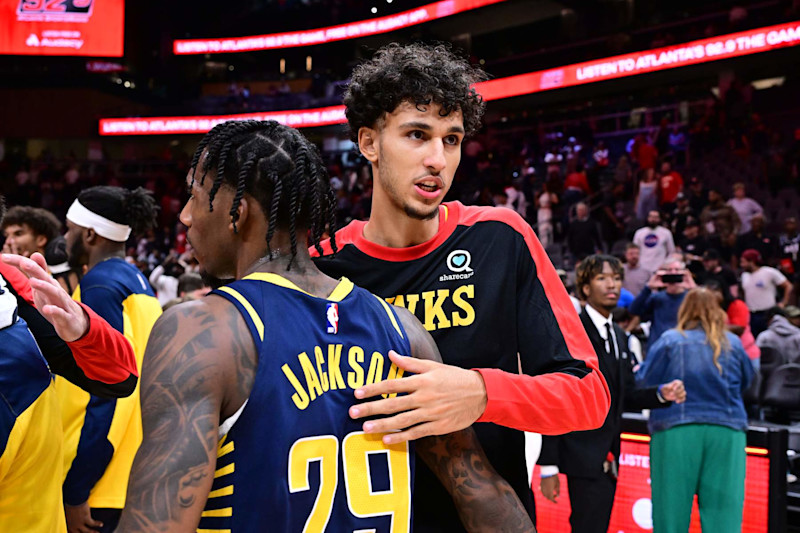 ATLANTA, GA - 8 DE OCTUBRE: Zaccharie Risacher #10 de los Atlanta Hawks y Quenton Jackson #29 de los Indiana Pacers se abrazan después del partido de pretemporada de la NBA el 8 de octubre de 2024 en el State Farm Arena en Atlanta, Georgia. NOTA PARA EL USUARIO: El usuario reconoce y acepta expresamente que, al descargar y/o usar esta fotografía, acepta los términos y condiciones del Acuerdo de licencia de Getty Images. Aviso obligatorio de derechos de autor: Copyright 2024 NBAE (Foto de Adam Hagy/NBAE vía Getty Images)