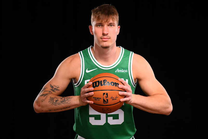 LAS VEGAS, NV - 16 DE JULIO: Baylor Scheierman #55 de los Boston Celtics posa para un retrato durante la sesión fotográfica de novatos de la NBA 2024 el 16 de julio de 2024 en el campus de la Universidad de Nevada, Las Vegas en Las Vegas, Nevada. NOTA PARA EL USUARIO: El usuario reconoce y acepta expresamente que, al descargar y/o usar esta fotografía, acepta los términos y condiciones del Acuerdo de licencia de Getty Images. Aviso obligatorio de derechos de autor: Copyright 2024 NBAE (Foto de Brian Babineau/NBAE a través de Getty Images)