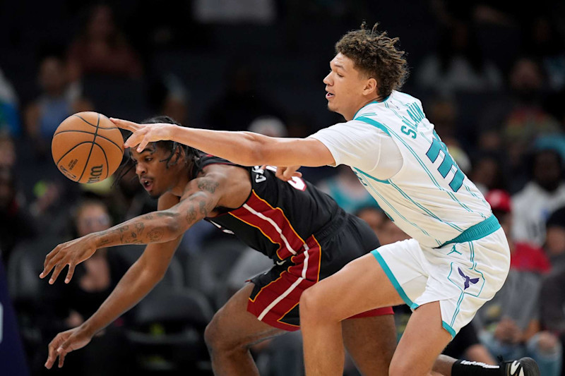 CHARLOTTE, CAROLINA DEL NORTE - 8 DE OCTUBRE: Josh Christopher #8 de los Miami Heat lucha contra Tidjane Salaun #31 de los Charlotte Hornets por un balón suelto durante la segunda mitad del juego de pretemporada en el Spectrum Center el 8 de octubre de 2024 en Charlotte, Carolina del Norte. NOTA PARA EL USUARIO: El usuario reconoce y acepta expresamente que, al descargar o usar esta fotografía, acepta los términos y condiciones del Acuerdo de licencia de Getty Images. (Foto de Grant Halverson/Getty Images)