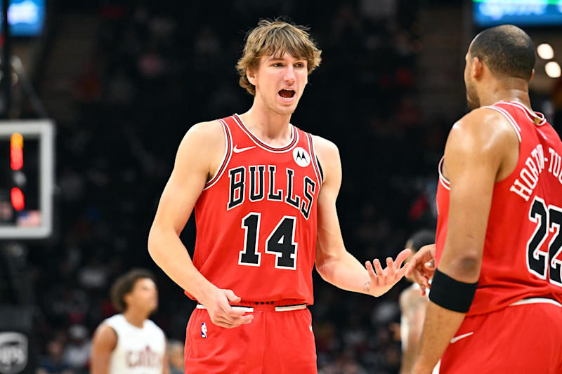 CLEVELAND, OHIO - 8 DE OCTUBRE: Matas Buzelis #14 habla con Talen Horton-Tucker #22 de los Chicago Bulls durante la segunda mitad de un partido de pretemporada contra los Cleveland Cavaliers en el Rocket Mortgage Fieldhouse el 8 de octubre de 2024 en Cleveland, Ohio. Los Bulls derrotaron a los Cavaliers 116-112. NOTA PARA EL USUARIO: El usuario reconoce y acepta expresamente que, al descargar o usar esta fotografía, acepta los términos y condiciones del Acuerdo de licencia de Getty Images. (Foto de Jason Miller/Getty Images)