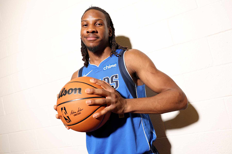 LAS VEGAS, NEVADA - 16 DE JULIO: Melvin Ajinça ​​#17 de los Dallas Mavericks posa para un retrato durante la sesión fotográfica de novatos de la NBA 2024 en la UNLV el 16 de julio de 2024 en Las Vegas, Nevada. (Foto de Monica Schipper/Getty Images)