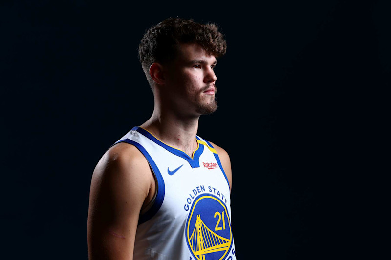 SAN FRANCISCO, CA - 30 DE SEPTIEMBRE: Quinten Post #21 de los Golden State Warriors posa para un retrato durante el NBA Media Day en el Chase Center el 30 de septiembre de 2024 en San Francisco, California. NOTA PARA EL USUARIO: El usuario reconoce y acepta expresamente que, al descargar y/o usar esta fotografía, acepta los términos y condiciones del Acuerdo de licencia de Getty Images. Aviso obligatorio de derechos de autor: Copyright 2023 NBAE (Foto de Mike Rasay/NBAE a través de Getty Images)