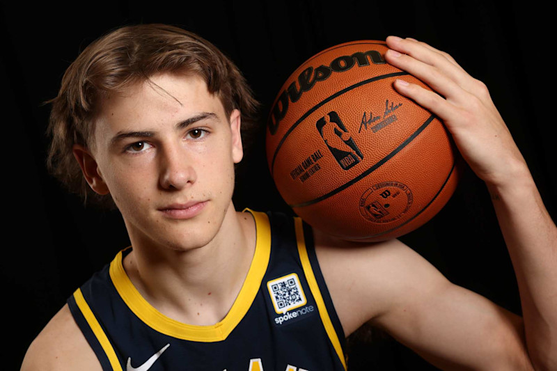 LAS VEGAS, NEVADA - 17 DE JULIO: Johnny Furphy #12 de los Indiana Pacers posa para un retrato durante la sesión fotográfica de novatos de la NBA 2024 en la UNLV el 17 de julio de 2024 en Las Vegas, Nevada. (Foto de Monica Schipper/Getty Images)