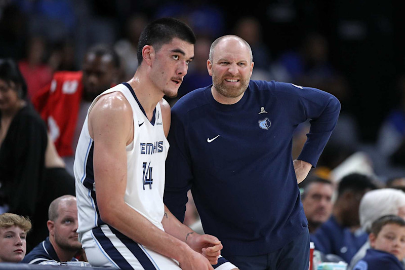 MEMPHIS, TENNESSEE - 10 DE OCTUBRE: Zach Edey #14 y el entrenador principal Taylor Jenkins de los Memphis Grizzlies durante la segunda mitad contra los Charlotte Hornets en el FedExForum el 10 de octubre de 2024 en Memphis, Tennessee. NOTA PARA EL USUARIO: El usuario reconoce y acepta expresamente que, al descargar o usar esta fotografía, acepta los términos y condiciones del Acuerdo de licencia de Getty Images. (Foto de Justin Ford/Getty Images)