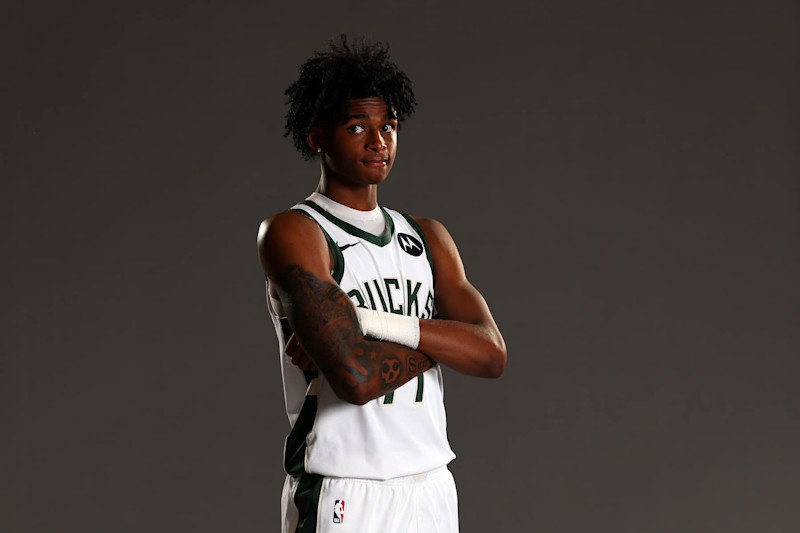 MILWAUKEE, WISCONSIN - 30 DE SEPTIEMBRE: AJ Johnson #77 de los Milwaukee Bucks posa para un retrato durante el día de prensa en el Fiserv Forum el 30 de septiembre de 2024 en Milwaukee, Wisconsin. NOTA PARA EL USUARIO: El usuario reconoce y acepta expresamente que, al descargar o usar esta fotografía, acepta los términos y condiciones del Acuerdo de licencia de Getty Images. (Foto de Stacy Revere/Getty Images)