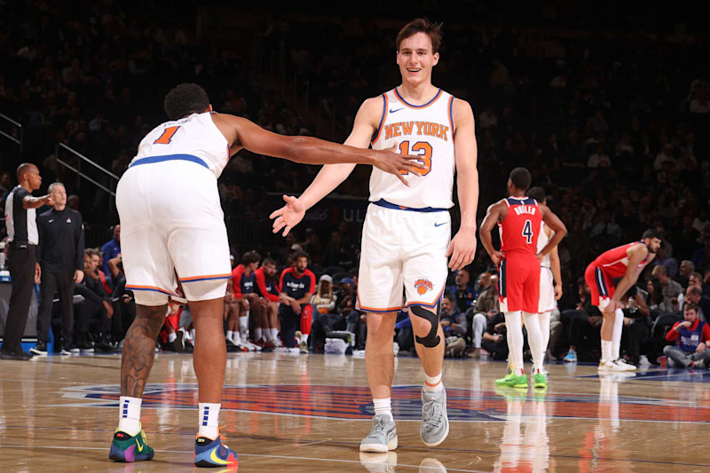 NUEVA YORK, NY - 9 DE OCTUBRE: Cameron Payne #1 y Tyler Kolek #13 de los New York Knicks chocan los cinco durante el juego contra los Washington Wizards durante la pretemporada de la NBA de 2024 el 9 de octubre de 2024 en el Madison Square Garden en la ciudad de Nueva York, Nueva York. NOTA PARA EL USUARIO: El usuario reconoce y acepta expresamente que, al descargar o usar esta fotografía, acepta los términos y condiciones del Acuerdo de licencia de Getty Images. Aviso obligatorio de derechos de autor: Copyright 2024 NBAE (Foto de Nathaniel S. Butler/NBAE a través de Getty Images)