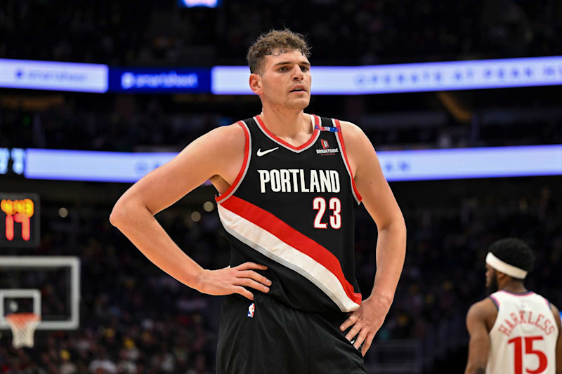 SEATTLE, WASHINGTON - 11 DE OCTUBRE: Donovan Clingan #23 de los Portland Trail Blazers observa durante el juego Rain City Showcase contra Los Angeles Clippers en Climate Pledge Arena el 11 de octubre de 2024 en Seattle, Washington. Los Angeles Clippers ganaron 101-99. NOTA PARA EL USUARIO: El usuario reconoce y acepta expresamente que, al descargar o usar esta fotografía, acepta los términos y condiciones del Acuerdo de licencia de Getty Images. (Foto de Alika Jenner/Getty Images)