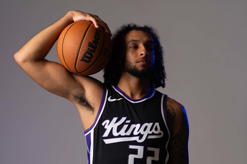 SACRAMENTO, CALIFORNIA - 30 DE SEPTIEMBRE: Devin Carter durante una sesión de fotos para la prensa en el centro de prácticas de los Sacramento Kings el 30 de septiembre de 2024 en Sacramento, California. (NOTA PARA EL USUARIO: El usuario reconoce y acepta expresamente que, al descargar o usar esta fotografía, acepta los términos y condiciones del Acuerdo de licencia de Getty Images). (Foto de John Todd/Getty Images)