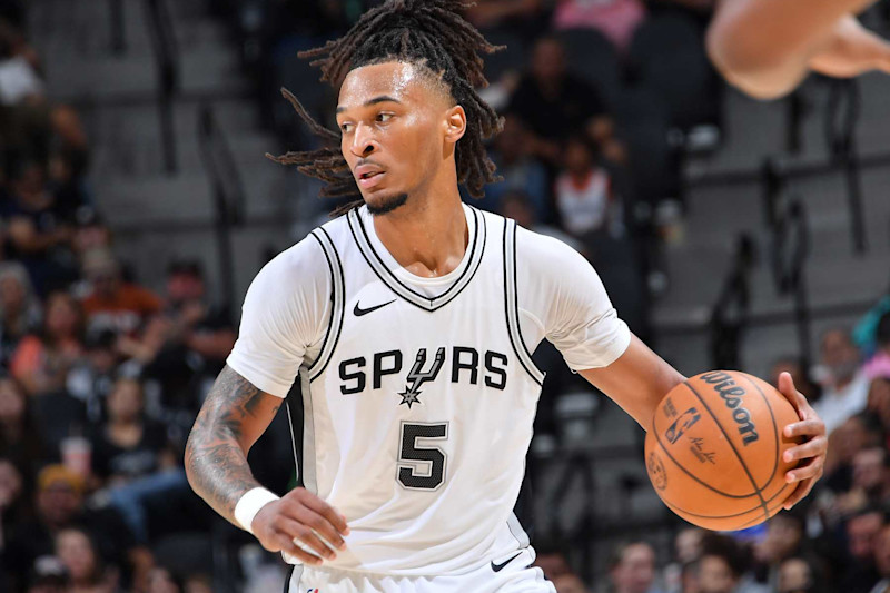 SAN ANTONIO, TX - 12 DE OCTUBRE: Stephon Castle #5 de los San Antonio Spurs dribla el balón durante el partido contra Utah Jazz durante un partido de pretemporada de la NBA el 12 de octubre de 2024 en el Frost Bank Center en San Antonio, Texas. NOTA PARA EL USUARIO: El usuario reconoce y acepta expresamente que, al descargar o usar esta fotografía, acepta los términos y condiciones del Acuerdo de licencia de Getty Images. Aviso obligatorio de derechos de autor: Copyright 2024 NBAE (Fotos de Michael Gonzales/NBAE a través de Getty Images)