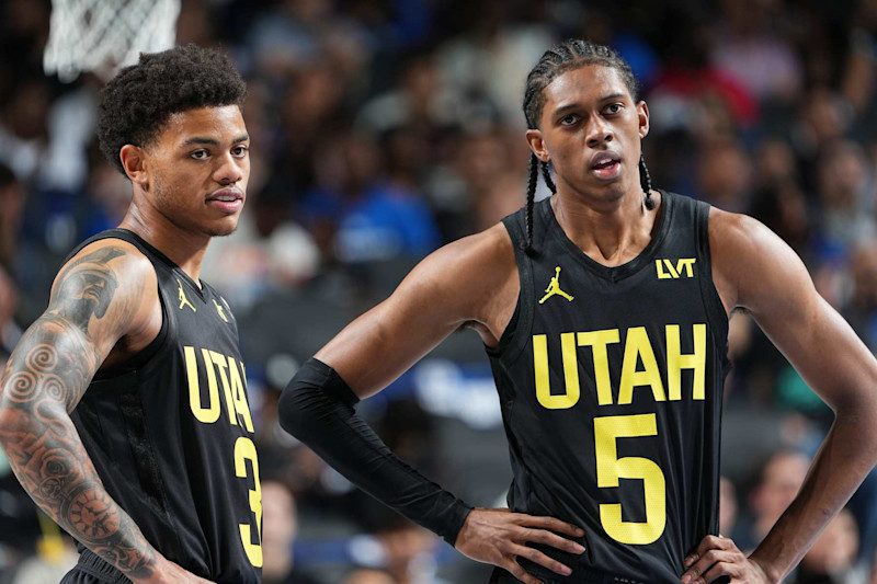 DALLAS, TX - 10 DE OCTUBRE: Keyonte George #3 y Cody Williams #5 del Utah Jazz observan durante el juego contra los Dallas Mavericks el 10 de octubre de 2024 en el American Airlines Center en Dallas, Texas. NOTA PARA EL USUARIO: El usuario reconoce y acepta expresamente que, al descargar o usar esta fotografía, acepta los términos y condiciones del Acuerdo de licencia de Getty Images. Aviso obligatorio de derechos de autor: Copyright 2024 NBAE (Foto de Glenn James/NBAE a través de Getty Images)