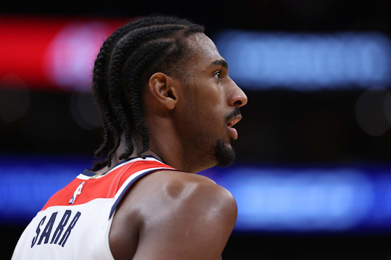 WASHINGTON, DC - 11 DE OCTUBRE: Alex Sarr #20 de los Washington Wizards observa el partido contra los Toronto Raptors durante la primera mitad de un partido de pretemporada en el Capital One Arena el 11 de octubre de 2024 en Washington, DC. NOTA PARA EL USUARIO: El usuario reconoce y acepta expresamente que, al descargar o usar esta fotografía, acepta los términos y condiciones del Acuerdo de licencia de Getty Images. (Foto de Patrick Smith/Getty Images)