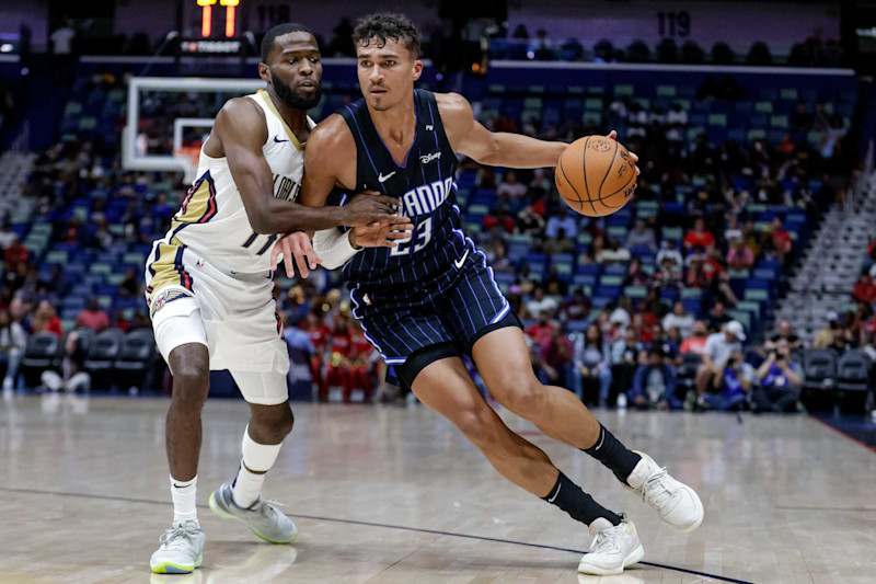 NUEVA ORLEÁNS, LUISIANA - 7 DE OCTUBRE: Tristan da Silva #23 de los Orlando Magic se lanza contra Jalen Crutcher #11 de los New Orleans Pelicans durante la segunda mitad de un partido de pretemporada en el Smoothie King Center el 7 de octubre de 2024 en Nueva Orleans, Luisiana. NOTA PARA EL USUARIO: El usuario reconoce y acepta expresamente que, al descargar o usar esta fotografía, acepta los términos y condiciones del Acuerdo de licencia de Getty Images. (Foto de Derick E. Hingle/Getty Images)