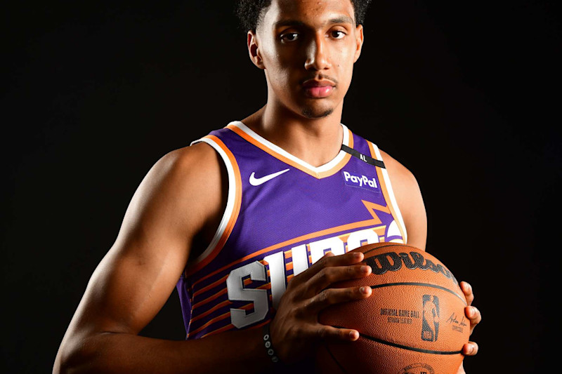 PHOENIX, AZ - 30 DE SEPTIEMBRE: Ryan Dunn #0 de los Phoenix Suns posa para un retrato durante el NBA Media Day el 30 de septiembre de 2024 en el Footprint Center en Phoenix, Arizona. NOTA PARA EL USUARIO: El usuario reconoce y acepta expresamente que, al descargar o usar esta fotografía, acepta los términos y condiciones del Acuerdo de licencia de Getty Images. Aviso obligatorio de derechos de autor: Copyright 2024 NBAE (Foto de Barry Gossage/NBAE a través de Getty Images)