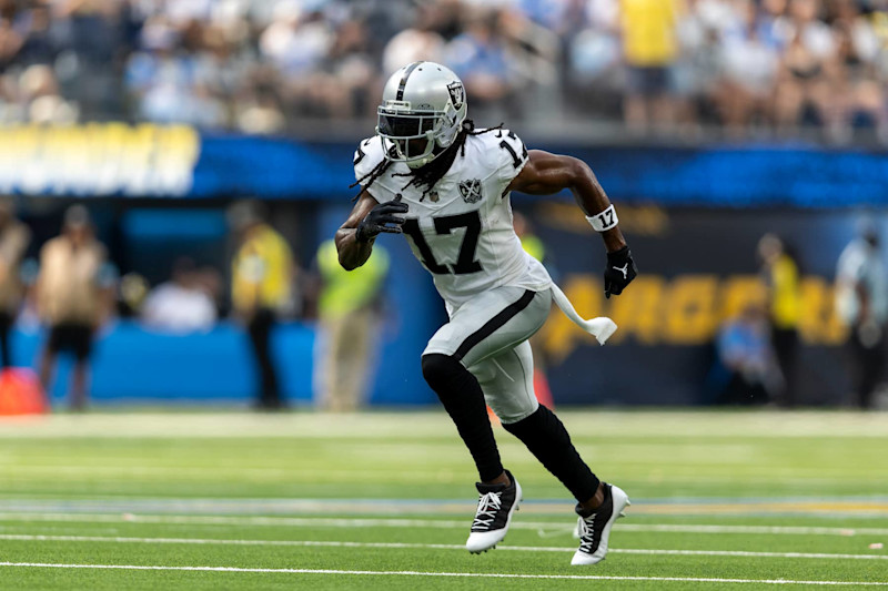 INGLEWOOD, CALIFORNIA - SEPTEMBER 08: Davante Adams #17 of the Las Vegas Raiders runs a route during an NFL football game between the Los Angeles Chargers and the Las Vegas Raiders at SoFi Stadium on September 08, 2024 in Inglewood, California. (Photo by Michael Owens/Getty Images)