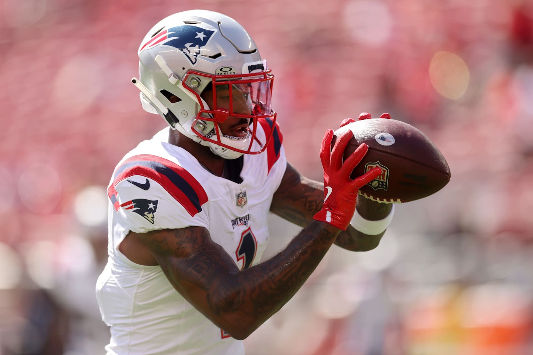 SANTA CLARA, CALIFORNIA - SEPTEMBER 29: Ja'Lynn Polk #1 of the New England Patriots warms up before the game against the San Francisco 49ers at Levi's Stadium on September 29, 2024 in Santa Clara, California. (Photo by Ezra Shaw/Getty Images)