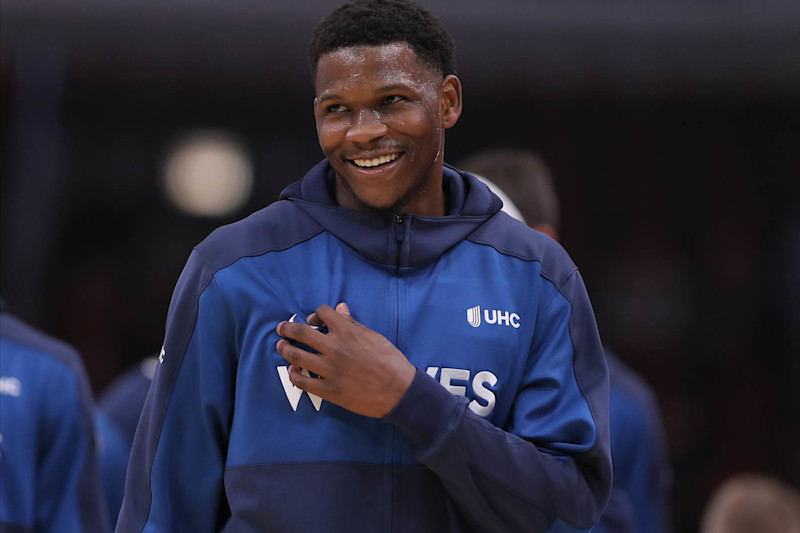 CHICAGO, IL - OCTOBER 16: Minnesota Timberwolves guard Anthony Edwards (5) prior to a preseason game against the Chicago Bulls on October 16, 2024 at the United Center in Chicago, Illinois. (Photo by Melissa Tamez/Icon Sportswire via Getty Images)