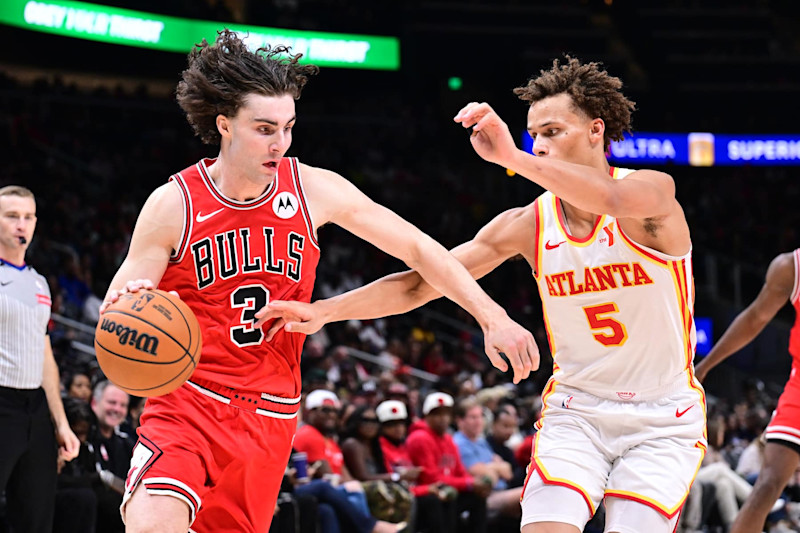 ATLANTA, GA - NOVEMBER 9: Josh Giddey #3 of the Chicago Bulls dribbles the ball during the game against the Atlanta Hawks on November 9, 2024 at State Farm Arena in Atlanta, Georgia.  NOTE TO USER: User expressly acknowledges and agrees that, by downloading and/or using this Photograph, user is consenting to the terms and conditions of the Getty Images License Agreement. Mandatory Copyright Notice: Copyright 2024 NBAE (Photo by Adam Hagy/NBAE via Getty Images)