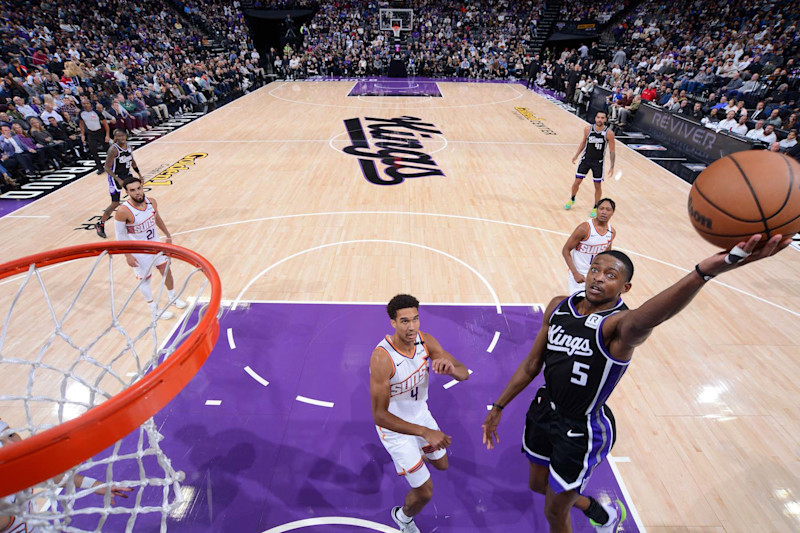 SACRAMENTO, CA - NOVEMBER 13: De'Aaron Fox #5 of the Sacramento Kings drives to the basket during the game against the Phoenix Suns on November 13, 2024 at Golden 1 Center in Sacramento, California. NOTE TO USER: User expressly acknowledges and agrees that, by downloading and or using this Photograph, user is consenting to the terms and conditions of the Getty Images License Agreement. Mandatory Copyright Notice: Copyright 2024 NBAE (Photo by Rocky Widner/NBAE via Getty Images)