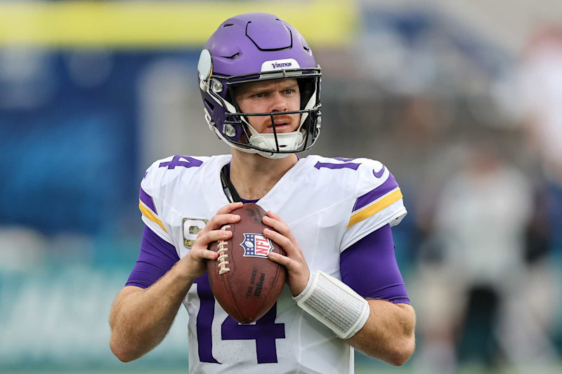 JACKSONVILLE, FLORIDA - NOVEMBER 10: Sam Darnold #14 of the Minnesota Vikings warms up prior to the game against the Jacksonville Jaguars at EverBank Field on November 10, 2024 in Jacksonville, Florida. (Photo by Mike Carlson/Getty Images)