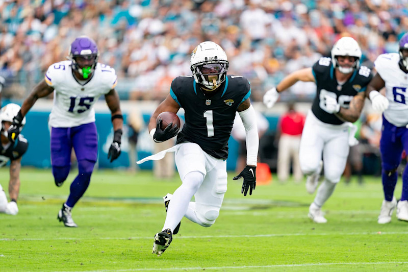 JACKSONVILLE, FL - NOVEMBER 10: Jacksonville Jaguars running back Travis Etienne Jr. (1) breaks a big run off during an NFL game between the Minnesota Vikings and the Jacksonville Jaguars on November 10th, 2024 at EverBank Stadium in Jacksonville, FL.(Photo by Chris Leduc/Icon Sportswire via Getty Images)