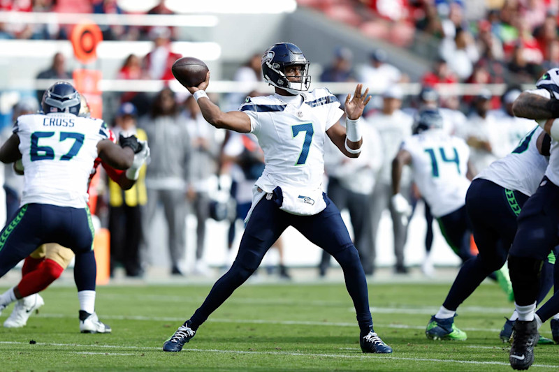 SANTA CLARA, CALIFORNIA - NOVEMBER 17: Geno Smith #7 of the Seattle Seahawks passes the ball in the first quarter against the San Francisco 49ers at Levi's Stadium on November 17, 2024 in Santa Clara, California. (Photo by Lachlan Cunningham/Getty Images)