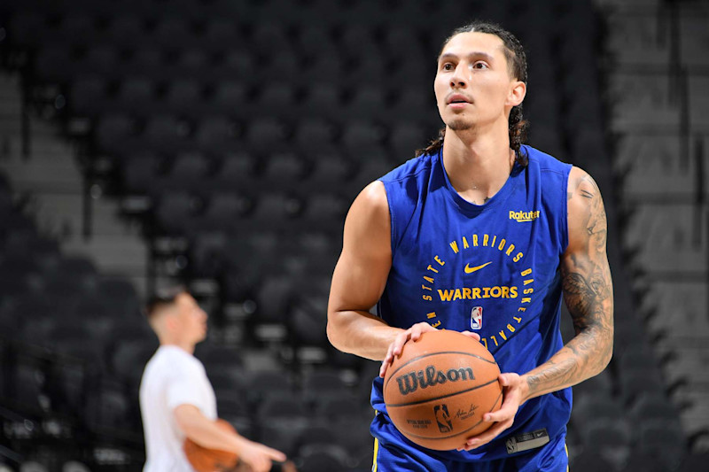 SAN ANTONIO, TX - NOVEMBER 23: Lindy Waters III #43 of the Golden State Warriors warms up before the game against the San Antonio Spurs on November 23, 2024 at the Frost Bank Center in San Antonio, Texas. NOTE TO USER: User expressly acknowledges and agrees that, by downloading and or using this photograph, user is consenting to the terms and conditions of the Getty Images License Agreement. Mandatory Copyright Notice: Copyright 2024 NBAE (Photos by Michael Gonzales/NBAE via Getty Images)