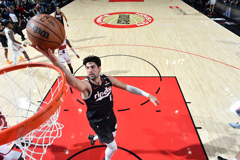 HOUSTON, TX -NOVEMBER 23:  Deni Avdija #8 of the Portland Trail Blazers drives to the basket during the game against the Houston Rockets on November 23, 2024 at the Toyota Center in Houston, Texas. NOTE TO USER: User expressly acknowledges and agrees that, by downloading and or using this photograph, User is consenting to the terms and conditions of the Getty Images License Agreement. Mandatory Copyright Notice: Copyright 2024 NBAE (Photo by Logan Riely/NBAE via Getty Images)