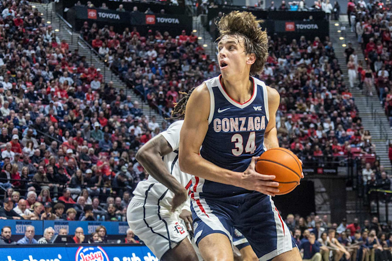 SAN DIEGO, CA - NOVEMBER 18: Gonzaga forward Braden Huff (34) handles the ball under the basket in the first half of a college basketball game between the Gonzaga Bulldogs and the San Diego State Aztecs on November 18, 2024, at Viejas Arena in San Diego, California (Photo by Tony Ding/Icon Sportswire via Getty Images)