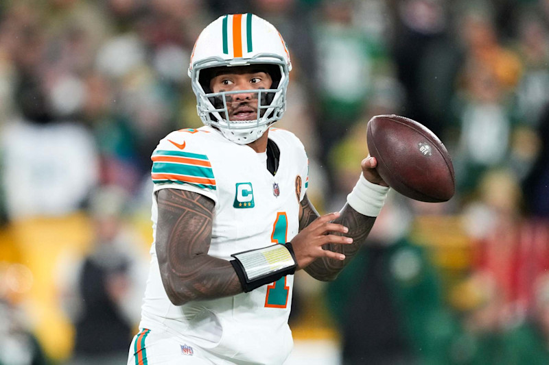 GREEN BAY, WISCONSIN - NOVEMBER 28: Tua Tagovailoa #1 of the Miami Dolphins throws a pass against the Green Bay Packers during the first quarter of the game at Lambeau Field on November 28, 2024 in Green Bay, Wisconsin. (Photo by Patrick McDermott/Getty Images)