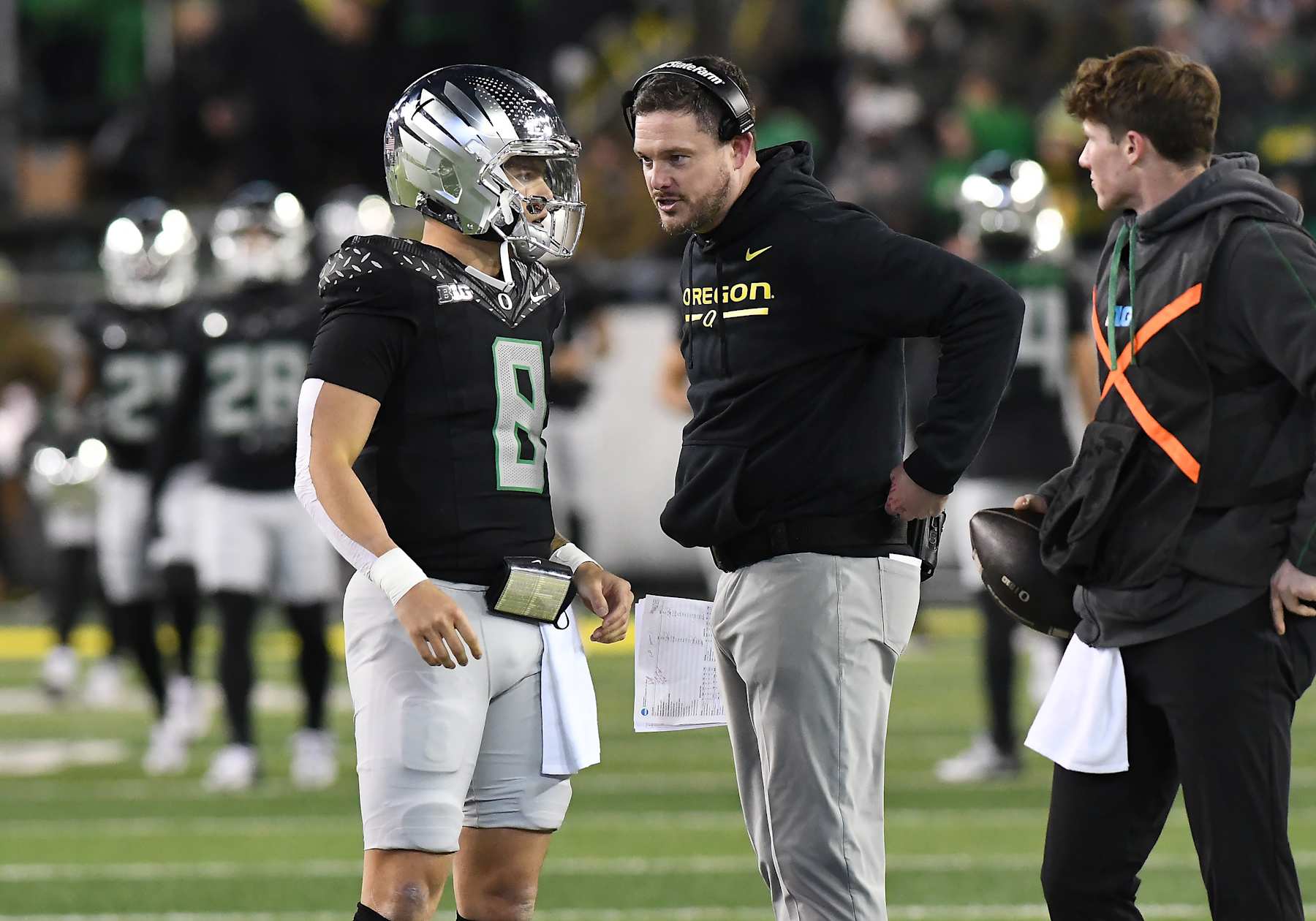 EUGENE, OR - NOVEMBER 30: Oregon Ducks quarterback Dillon Gabriel (8) talks with Oregon Ducks head coach Dan Lanning prior to the start of the second half during a college football game between the Washington Huskies and Oregon Ducks on November 30, 2024 at Autzen Stadium in Eugene, Oregon. (Photo by Brian Murphy/Icon Sportswire via Getty Images)