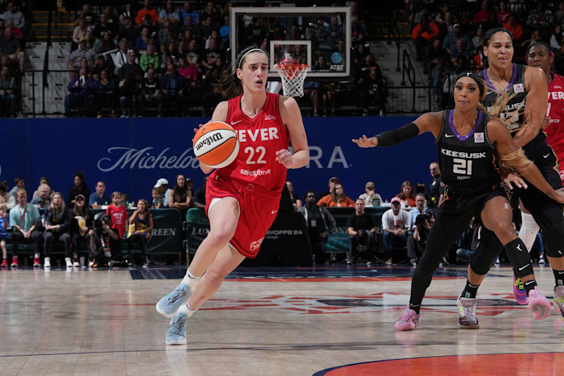 UNCASVILLE, CT - SEPTEMBER 25: Caitlin Clark #22 of the Indiana Fever drives to the basket during the game against the Connecticut Sun during Round one Game two of the 2024 WNBA Playoffs on September 25, 2024 at the Mohegan Sun Arena in Uncasville, Connecticut. NOTE TO USER: User expressly acknowledges and agrees that, by downloading and or using this photograph, User is consenting to the terms and conditions of the Getty Images License Agreement. Mandatory Copyright Notice: Copyright 2024 NBAE (Photo by Jesse D. Garrabrant/NBAE via Getty Images)