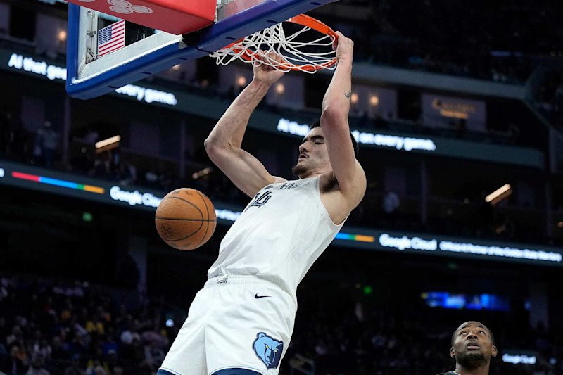 SAN FRANCISCO, CALIFORNIA - NOVEMBER 15: Zach Edey #14 of the Memphis Grizzlies slam dunks against the Golden State Warriors in the fourth quarter during the Emirates NBA Cup game at Chase Center on November 15, 2024 in San Francisco, California. NOTE TO USER: User expressly acknowledges and agrees that, by downloading and or using this photograph, User is consenting to the terms and conditions of the Getty Images License Agreement. (Photo by Thearon W. Henderson/Getty Images)