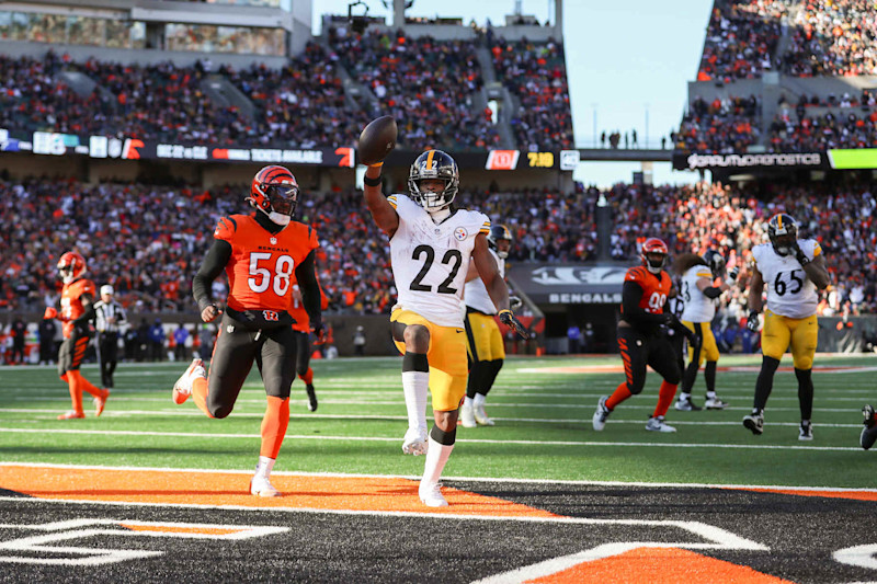 CINCINNATI, OH - DECEMBER 01: Pittsburgh Steelers running back Najee Harris (22) carries the ball for a touchdown during the game against the Pittsburgh Steelers and the Cincinnati Bengals on December 1, 2024, at Paycor Stadium in Cincinnati, OH. (Photo by Ian Johnson/Icon Sportswire via Getty Images)