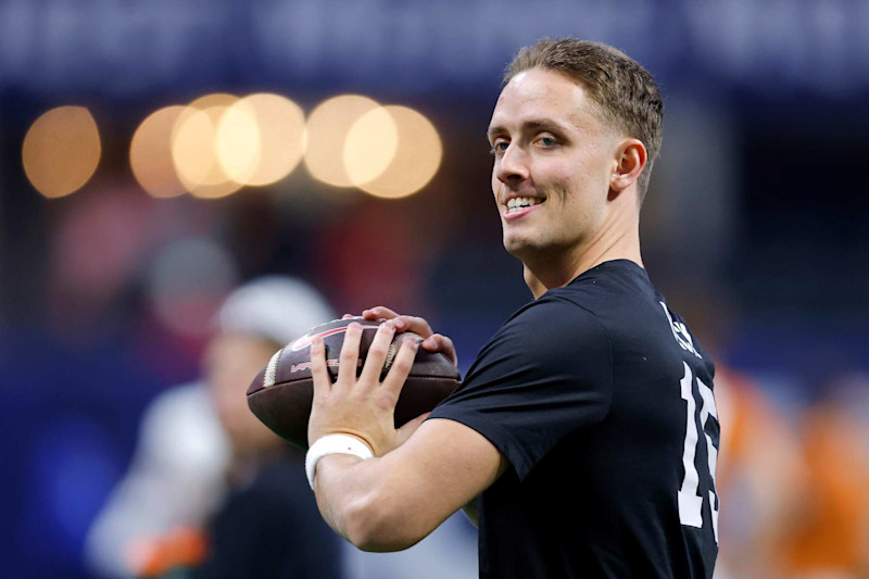 ATLANTA, GEORGIA - DECEMBER 07: Carson Beck #15 of the Georgia Bulldogs warms up prior to the 2024 SEC Championship against the Texas Longhorns at Mercedes-Benz Stadium on December 07, 2024 in Atlanta, Georgia. (Photo by Todd Kirkland/Getty Images)