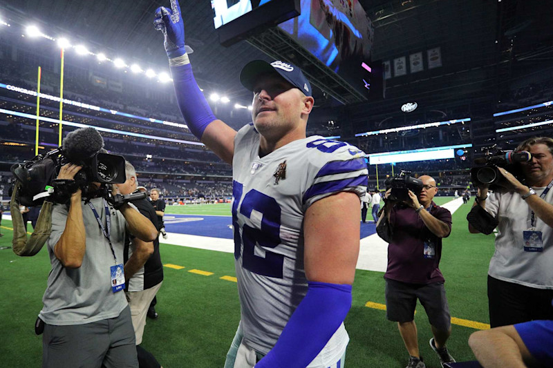 ARLINGTON, TEXAS - DECEMBER 29: Jason Witten #82 of the Dallas Cowboys waves to fans as he leaves the field after the win against the Washington Redskins at AT&T Stadium on December 29, 2019 in Arlington, Texas. (Photo by Richard Rodriguez/Getty Images)